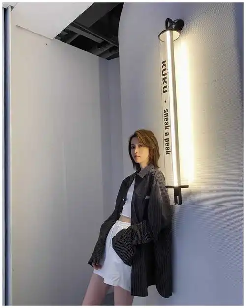 石原里美气质干净又清纯,穿男友衬衫就系一个扣,少女感不是吹的