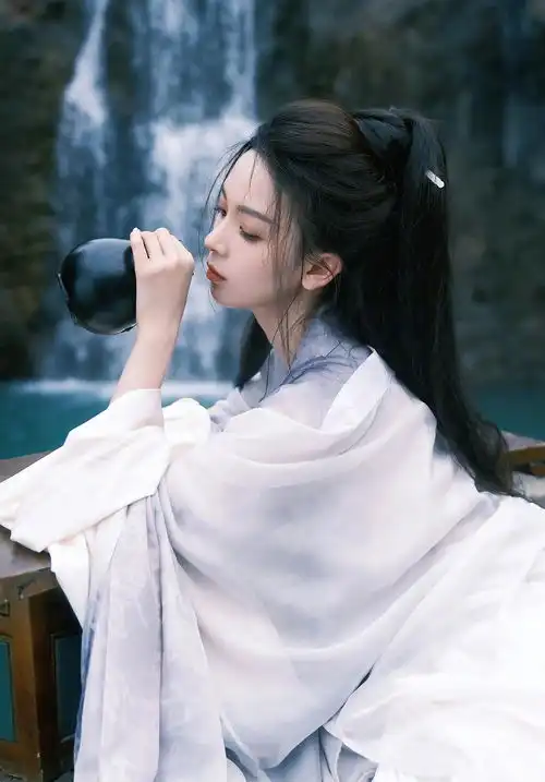 陈瑶穿素衣湖畔独酌清冷迷人撑伞回眸宛如画中仙