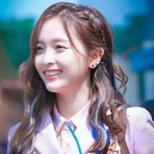 吴宣仪街边散步,不经意间漫画腿抢镜,火箭少女你最美