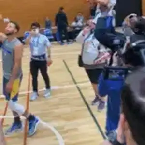 库明加托举小女孩儿完成扣篮库里仰望篮筐振臂庆祝