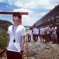 白色九尾狐男生动漫图片