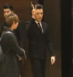 老干部式呆萌胡歌爱耍宝举手比v超搞笑