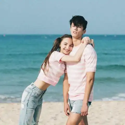 我想我会藏好我的伤,躲在角落里安静的把你遗忘
