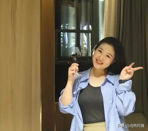 温柔美女笑靥如花,从容大方引人注目