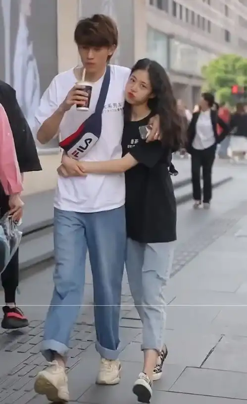 一对情侣穿黑白配t恤出街,看清上面印的字后,是00后