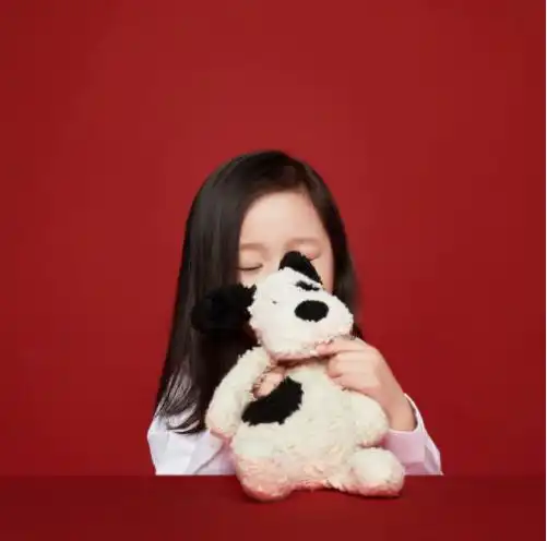 王智罕晒女儿正脸,3岁小米长相高级,与妈妈仿佛一个样