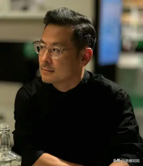 建议中年男人不管胖瘦都别衬衫塞裤腰看着油腻还没品味