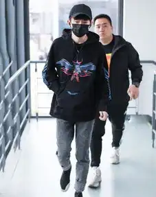 易烊千玺终于不露袜子了,大长腿卷裤脚管,时尚立马翻倍