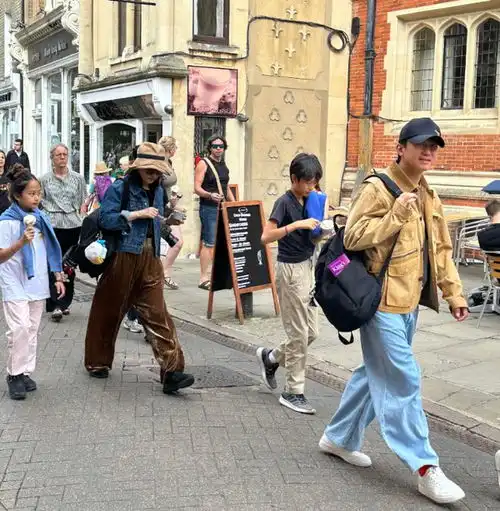 邓超一家四口英国度假,12岁儿子气质酷似胡歌,个头已追上孙俪