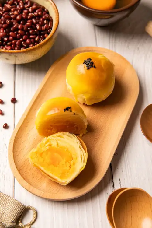 蛋黄酥糕点甜品美食摄影图摄影