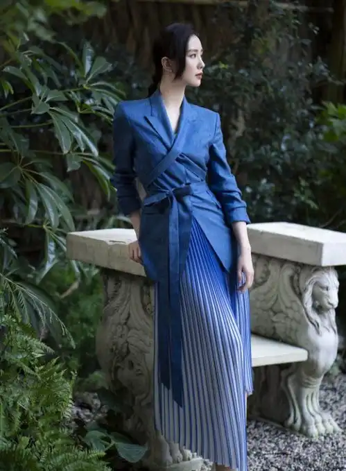 刘诗诗真会玩,西装配百褶裙挺温柔,胸前硬绑几根带子有点看不懂