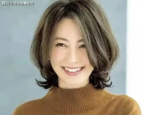 四五十岁女人烫什么发型洋气减龄端庄大气的搭肩烫,时髦有气质