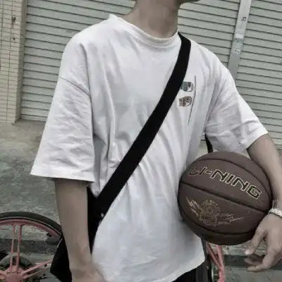 篮球头像男生霸气图片抱着篮球的男生头像