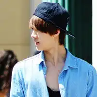 韩系潮流混搭头像微笑里带着浅浅的宠溺