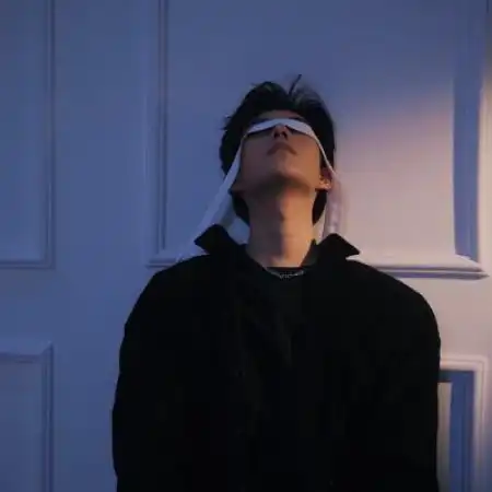 冷酷伤感的男生头像爱是最伤人的笑话