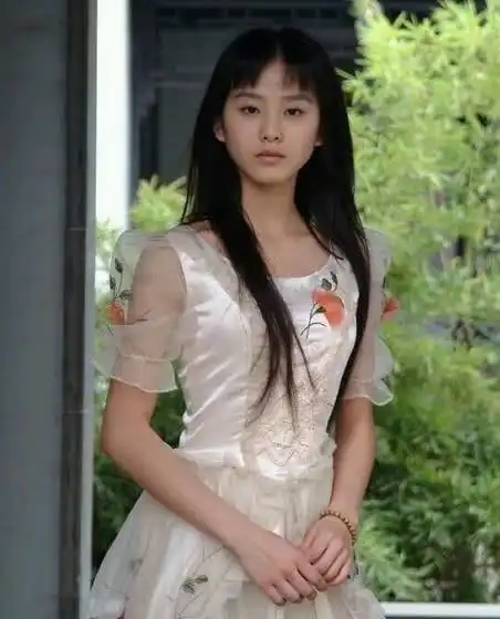 杨幂22岁旧照曝光,化浓妆涂红唇,但却被素颜的刘诗诗比下去了