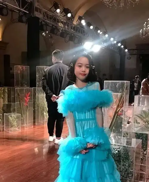 钟丽缇女儿考拉穿天鹅裙登台演奏,精致编发好甜美,淑女气质初现