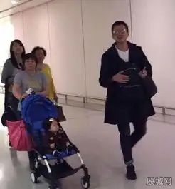 邓超一家四口现身机场小花妹妹正脸照曝光