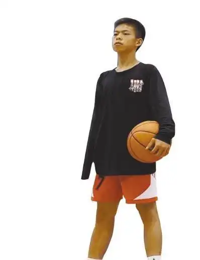 独臂篮球少年张家城为cba比赛开球,库里点名送他球鞋