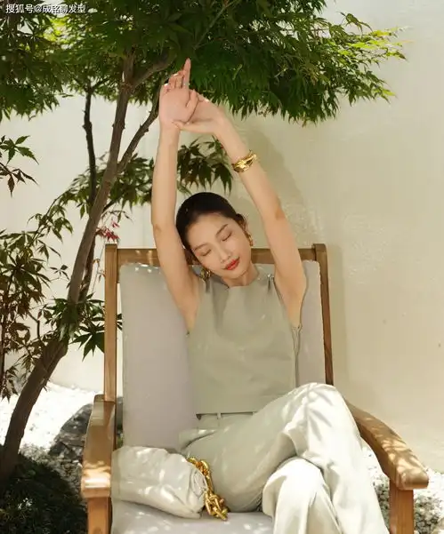 越简单越高级10套知性简约的夏日搭配,有女人味更有时尚感