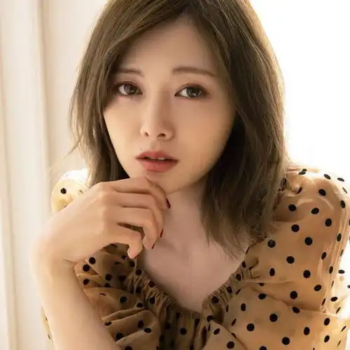 从平凡女孩到偶像巨星白石麻衣的励志传奇