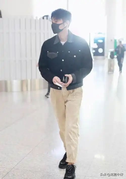 李荣浩牛仔夹克走机场,中分发型好像反派,黑色系造型太酷炫