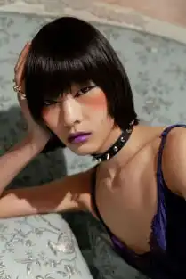 esee董瑞男穿梭于巴黎街巷,呈现高级感艺术大片