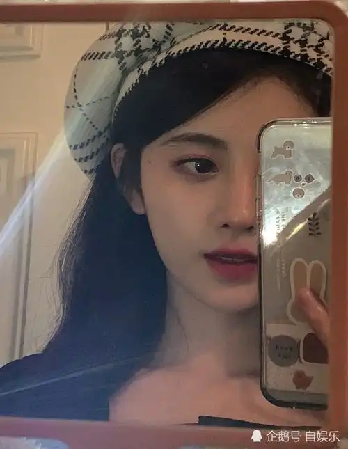 鞠婧祎的头也太小了吧,你戴着会掉的帽子她撑不满,酸了