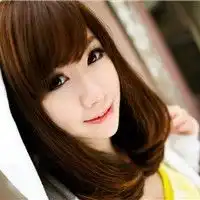 这只法国斗牛犬被女主人抱在怀中拍摄,好羡慕这只狗狗