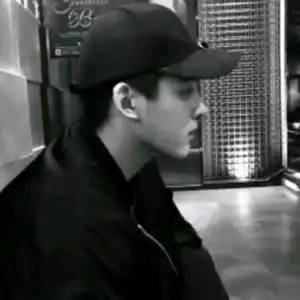 黑系男生头像真人图文mo