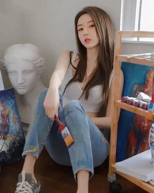 艺术系个性时尚穿搭,画室焦点全看她