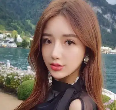 搞笑段子早上挤公交,太急不小心蹭了身边人一下,拿手机一照