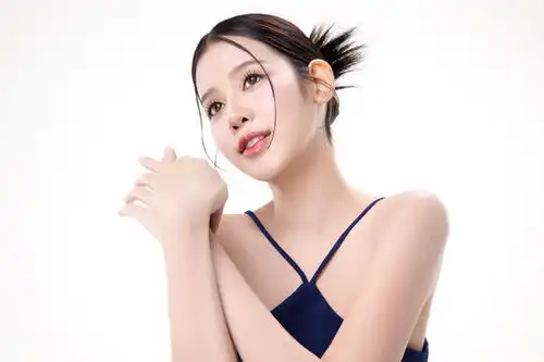 图源免费下载高清大图美丽的年轻亚洲女子,化着韩系风格妆容,皮肤完美,孤立于白色背景上面向商业广告的面部和皮肤护理概念人像东方女性模特肖像高清图片