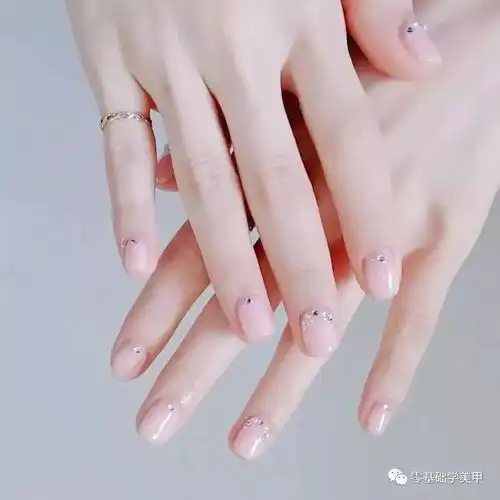 简单百搭的美甲,做个精致的小女子