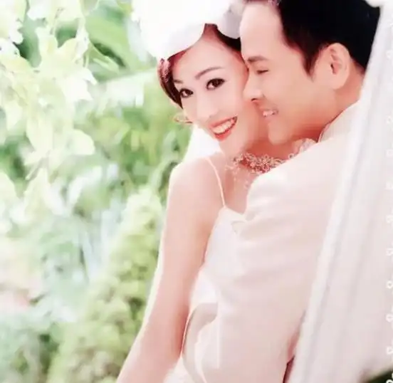 梁小冰昔日出嫁很霸气,戴皇冠披头纱,陈嘉辉头发多走韩风帅气范