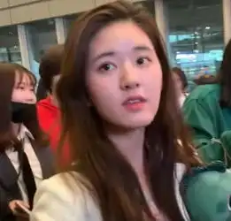 怪不得赵思露这么眼熟,初中课本封面就是她,从小美到大赵露思