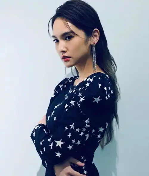 36岁杨丞琳好时髦,穿蓝色毛绒外套内搭荧光绿卫衣,拎购物袋包包清爽时尚很有