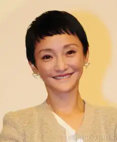 只要加上一副耳环你的露耳短发就能更出众