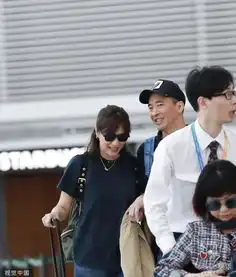 徐静蕾黄立行甜蜜同框穿情侣装默契足