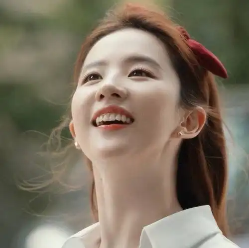 刘亦菲穿蓝色泳衣好辣啊她不是壮,是正常的美,她的背沟是练的