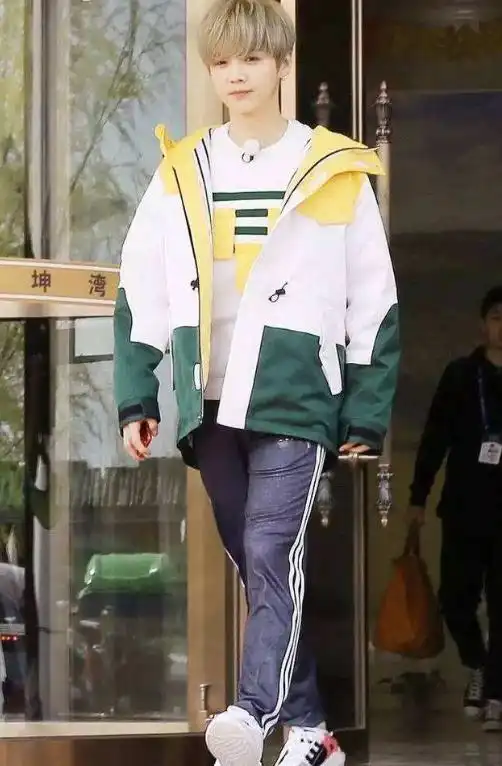 鹿晗染蓝发参加活动,豹纹衬衫穿出韩系感,分分钟成禁欲男神