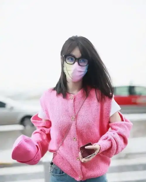 李菲儿现在的衣品真不得了,毛衣故意裁烂穿不够,彩色口罩更吸睛