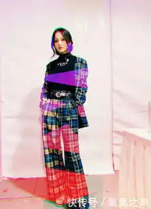 张韶涵穿着蓝色格子西装尽显高端范,化着精致妆容美如洋娃娃