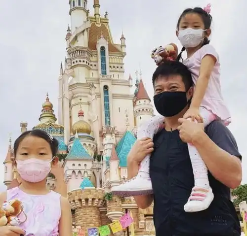 钱嘉乐一家四口出游,2个女儿长得像老爸,活泼好动会说流利英语
