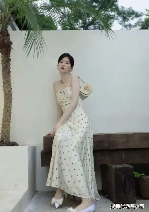 我被乔欣的三围比例迷住了,穿抹胸鱼尾裙,像换了副身材一样