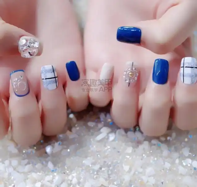 头版美甲蓝色也太显白了吧
