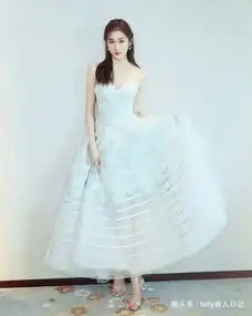 关晓彤这个灵动少女太厉害天蓝色吊带露背裙很有仙气,越看越美