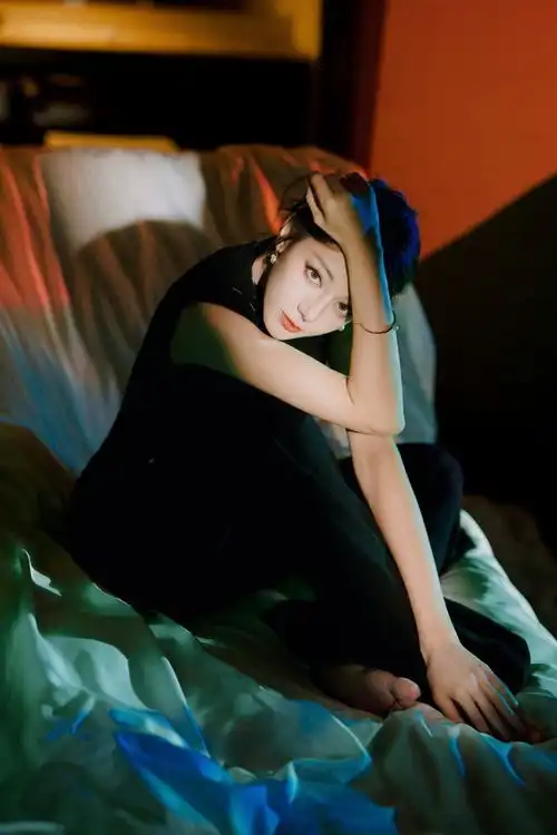 金鹰女神迪丽热巴纯黑战袍大赏,这个女人有点冷