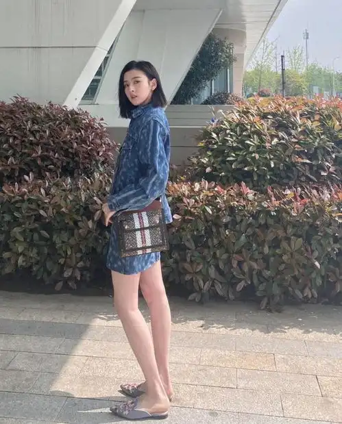 宋祖儿时髦精无疑了,蓝色长裙外搭波点网纱仙气飘飘,少女感满满