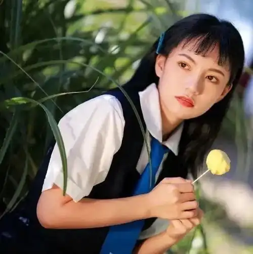 女头希望秋天的雨可以洗走夏天的遗憾